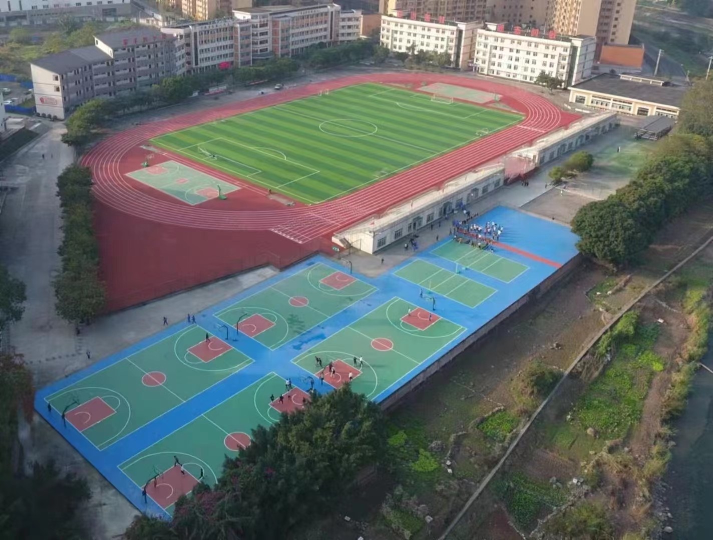 塑膠跑道鋪設(shè)要注意的問題
